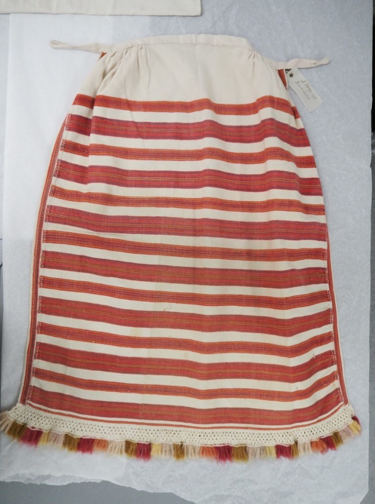 Ruokolahtelainen kudonnaisesiliina.