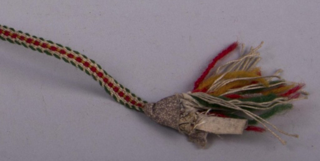 Yksityiskohta valkjärveläisessä pirtanauhassa, nauhan pää.