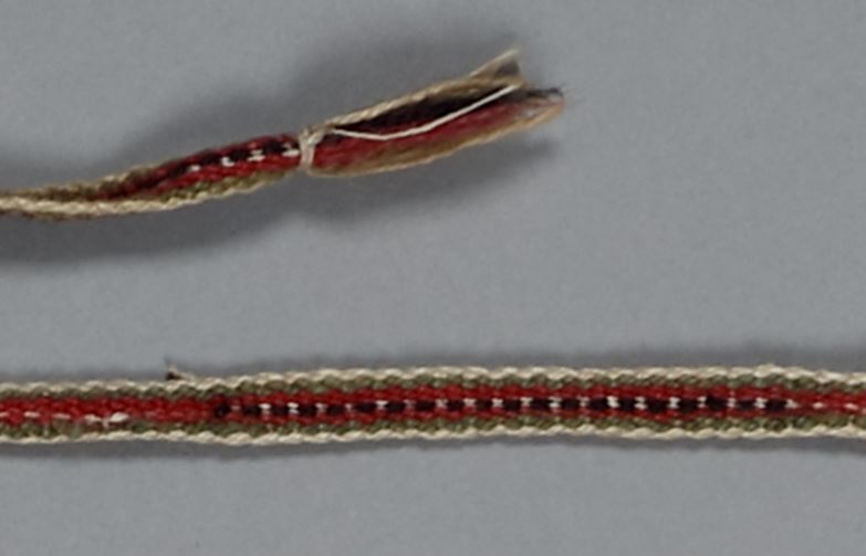 Seiskarilaisen esiliinan solmimisnauha.