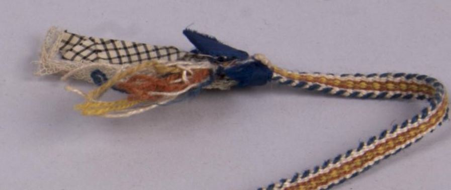 Yksityiskohta pirtanauhavyössä, päässä oleva kangasterttu.