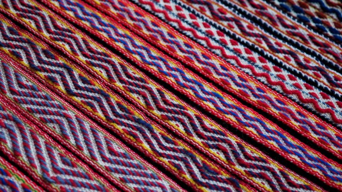 Karjalaisia polviniekka vöitä. 