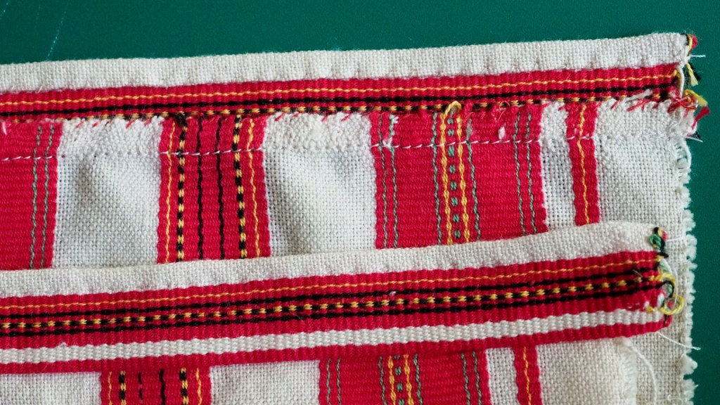 Reunakaitaleen ja esiliinan välinen sauma oikealta ja nurjalta puolelta.