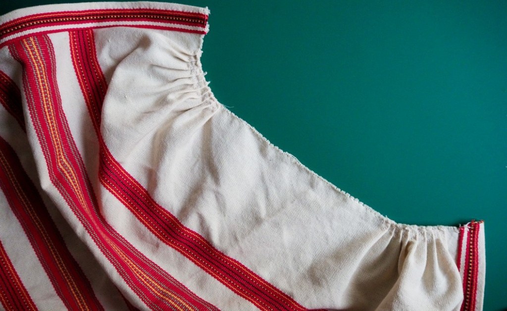 Esiliinan vyötärölaskokset ennen vyötärökaitaleen kiinnittämistä.