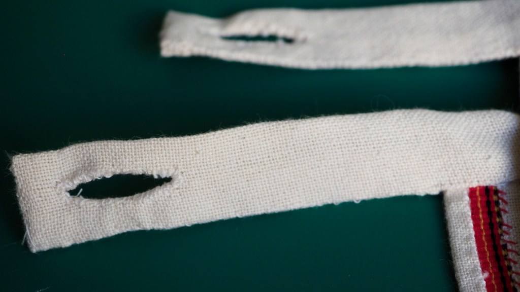 Solmimisnauhaa varten tehty reikä vyötärökaitaleen päähän.