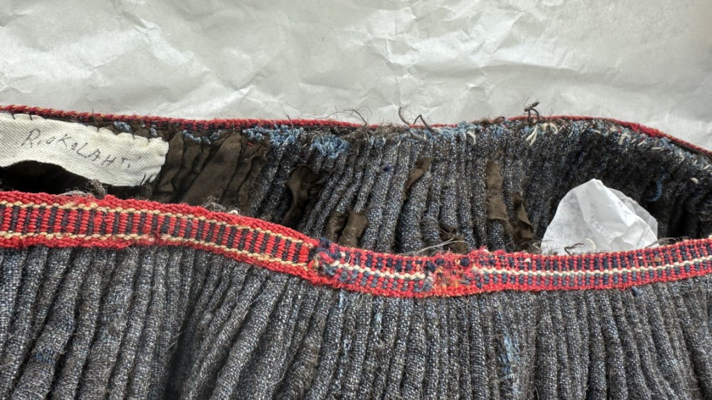 Hameen vyötärössä on kahta erilaista pirtanauhaa.