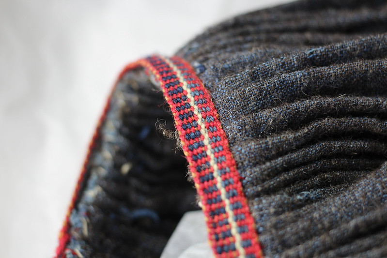 Pirtanauha kiinni hameen vyötärössä.