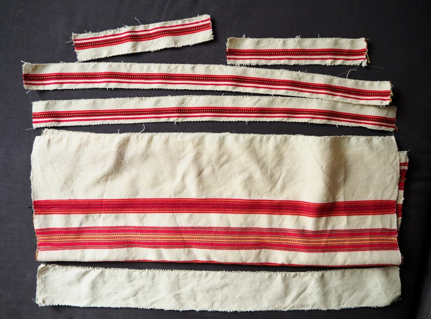 Ruokolahtelaisen esiliinan kangas leikattuna osiin.