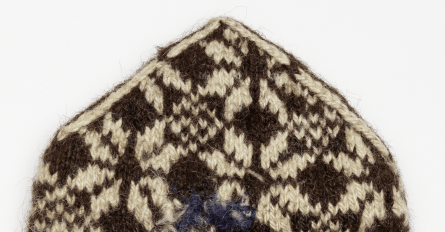 Kintaan terävä kärki.