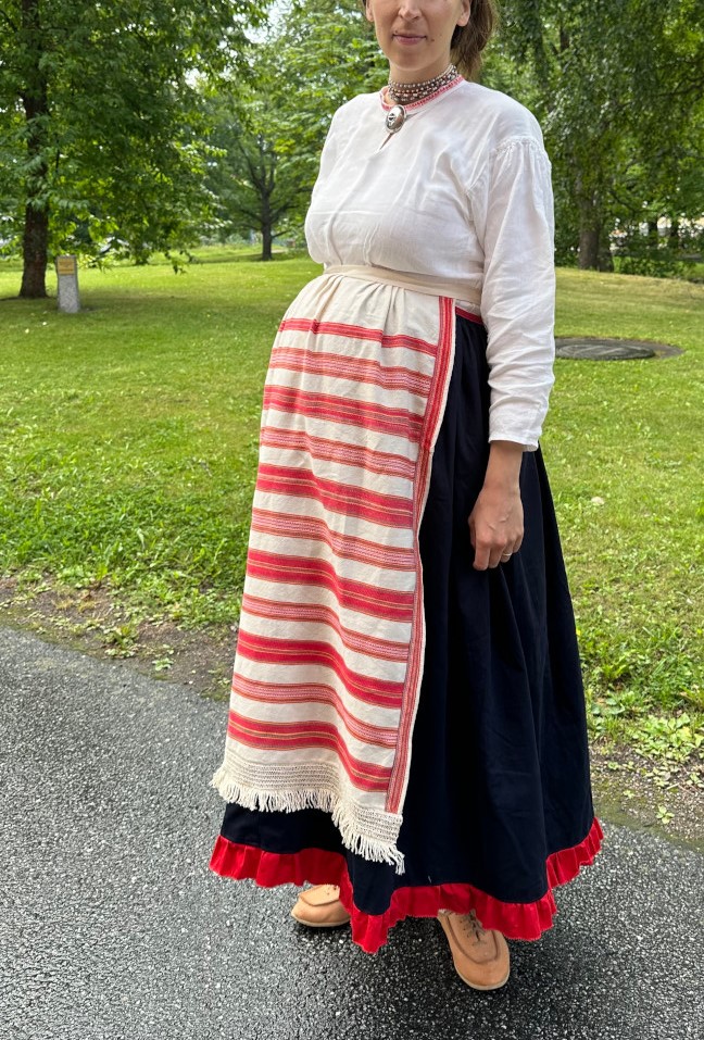 Jääsken tyyliin tehty esiliina.