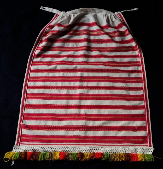 Alkuperäisen esiliinan mukaan valmistettu kopio.