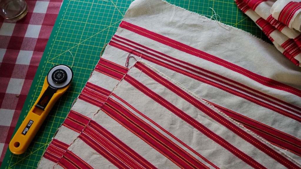 Esiliinakangas levitettynä valmiina leikattavaksi.