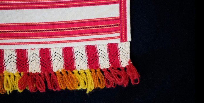 Jääsken kihlakunnan esiliina ja neulottu pitsi