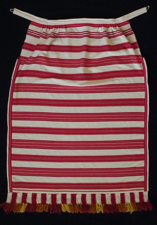 Itse kudottu esiliina.