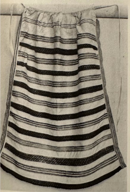 Mustavalkokuva jääskeläisen tyylisestä nyytinkiesiliinasta.