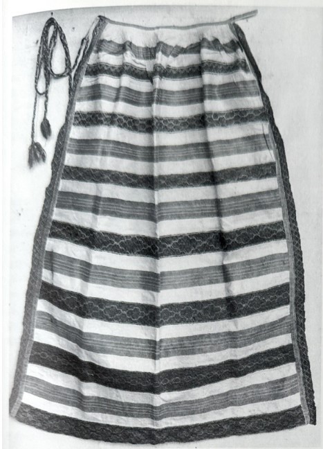 Mustavalkokuva jääskeläisen tyylisestä nyytinkiesiliinasta.