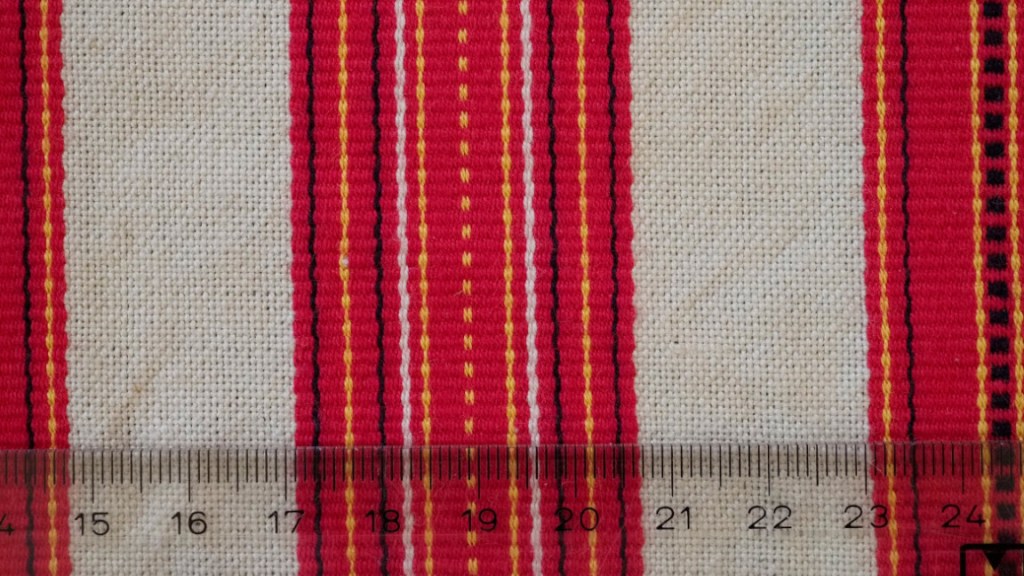 Jääsken kihlakunnan kudonnaisesiliinan ripsiraitoja lähikuvassa.