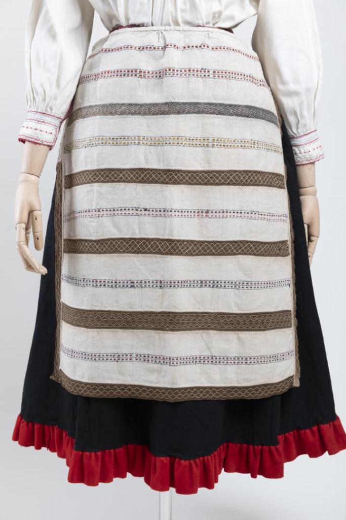 Jääsken kihlakunnan nyytinkiesiliina puettuna mallinuken päälle museossa.