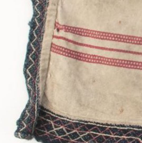 Lähikuva Jääsken kihlakunann esiliinasta, jossa kudonnainen ripsiraita on erityisen kapea.