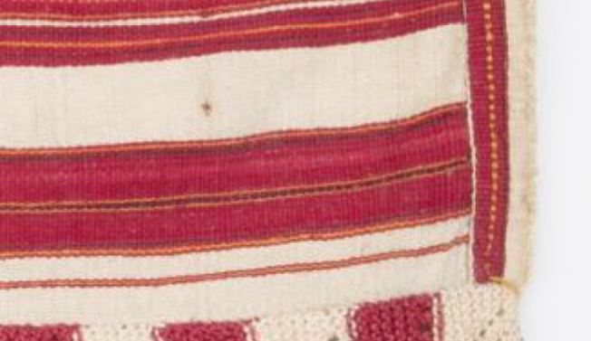 Historiallisen esiliinan helmaa sekä reunaa.