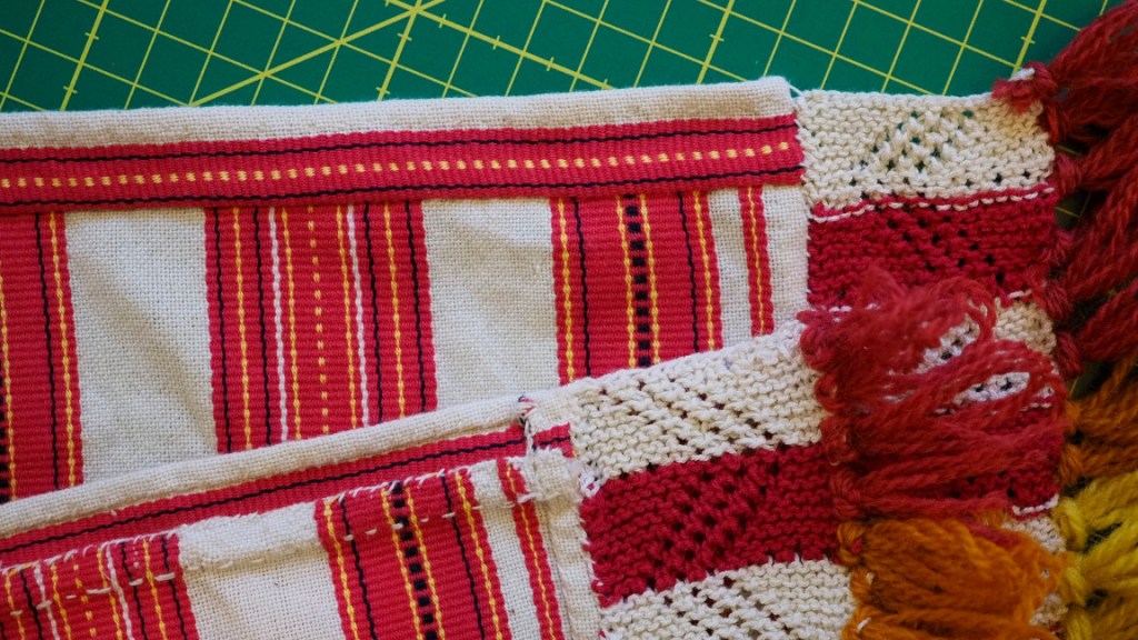 Esiliinan helmaa sekö reunakaitaleen ompeleita.