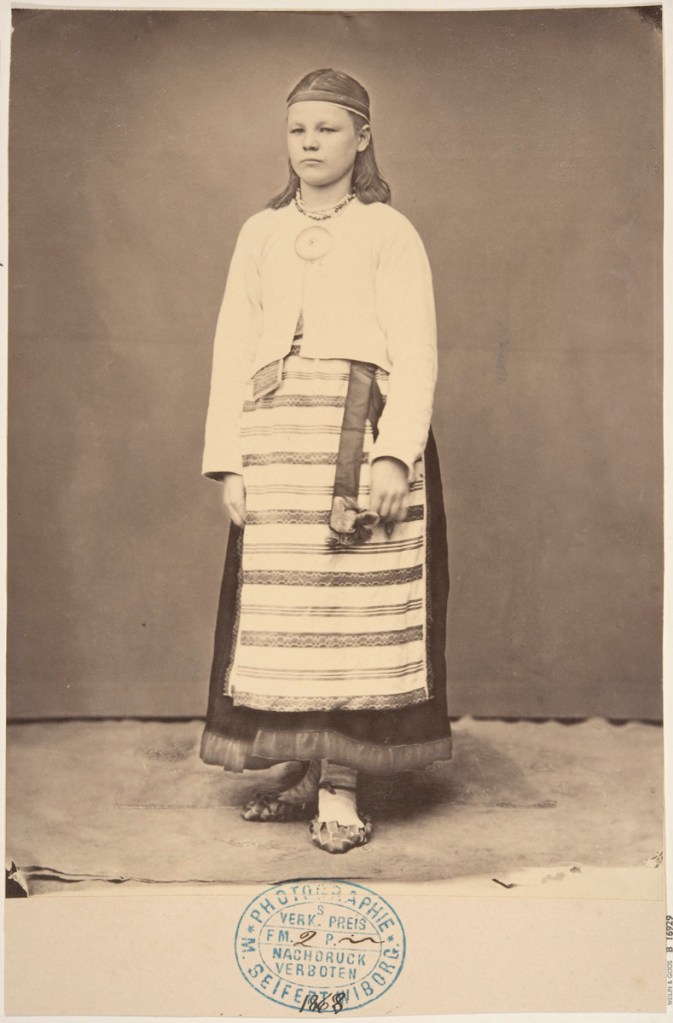 Studiovalokuva jääskeläisestä tytöstä.