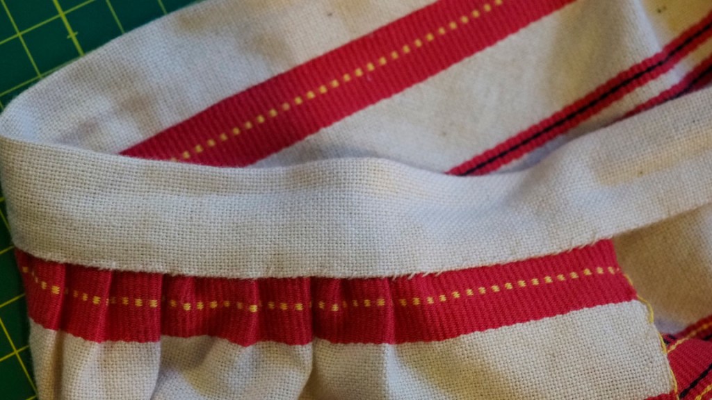 Esiliinan vyötärökaiteleen ompeleita.