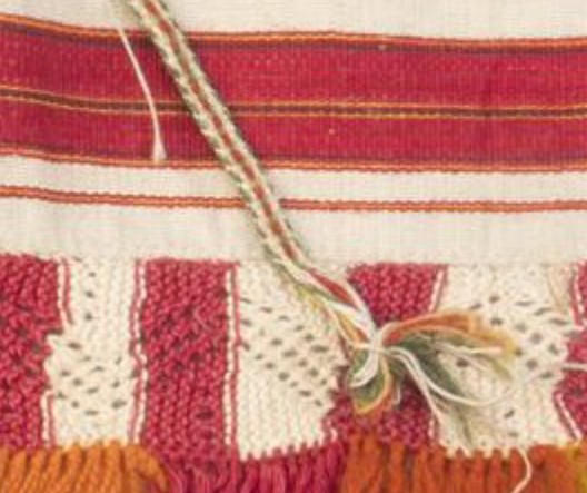 Alkuperäisessä esiliinassa solmimisnauhan pää. 