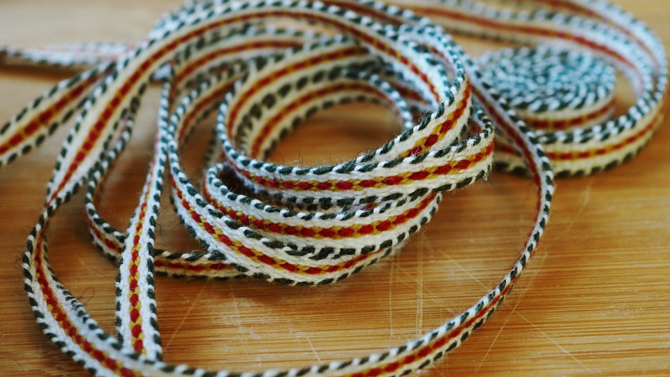 Esiliinan solmimisnauha.