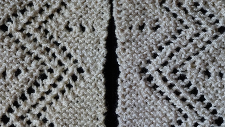 Lähikuva esiliinaa varten neulotusta helmapitsistä.