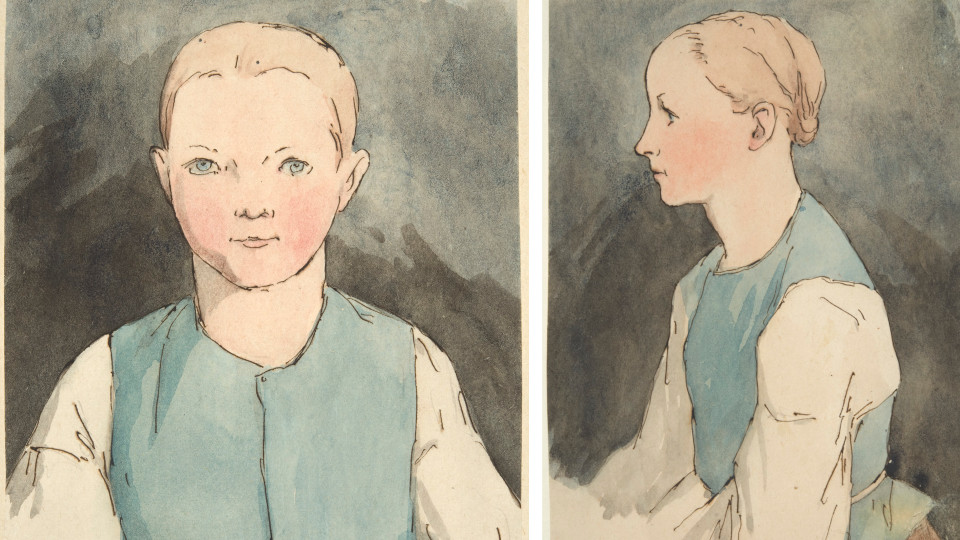 Tyttö, jolla on sininen peittävän mallinen liivi päällään.