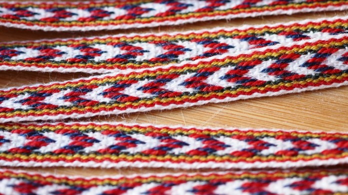 Sakkolalainen pirtanauha, jossa kuviona on lohenpurstoa eli lohenpyrstöä.