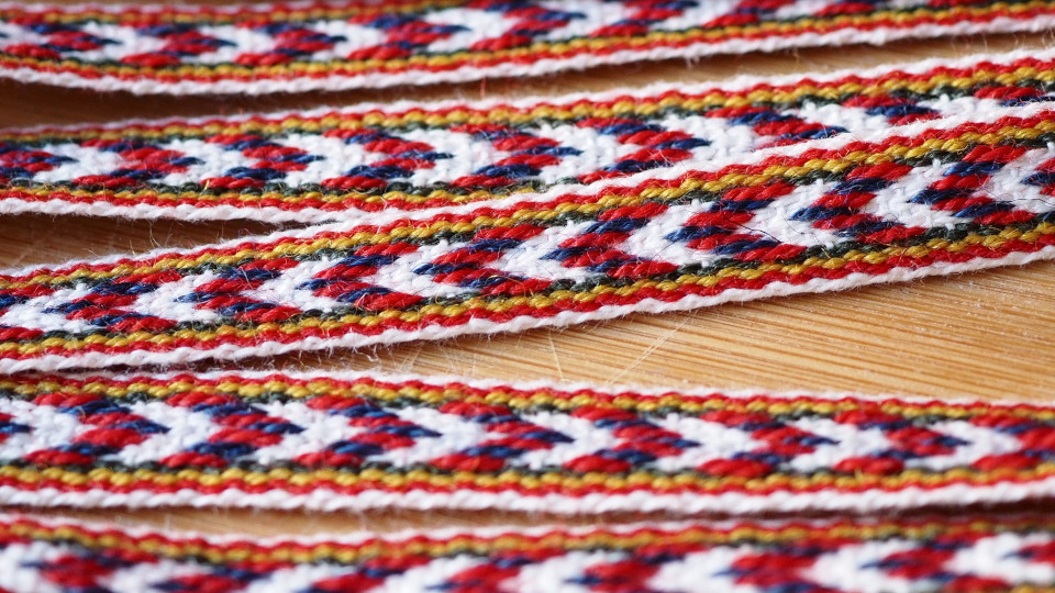 Sakkolalainen lohenpurstokuvioinen pirtanauha.