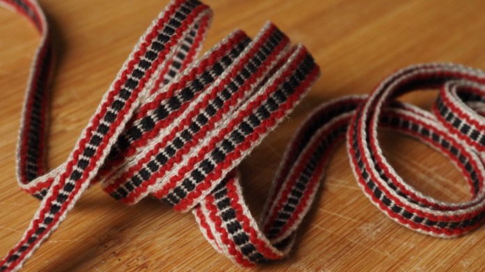 Käkisalmen kihlakunnasta mustapunainen pirtanauha.