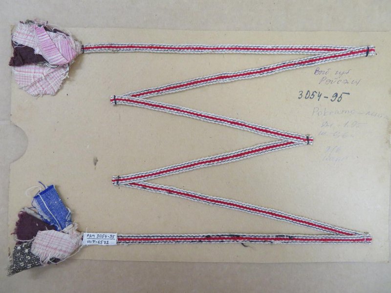 Räisäläinen sinipunainen pokramo pirtanauha venäläisessä museossa.