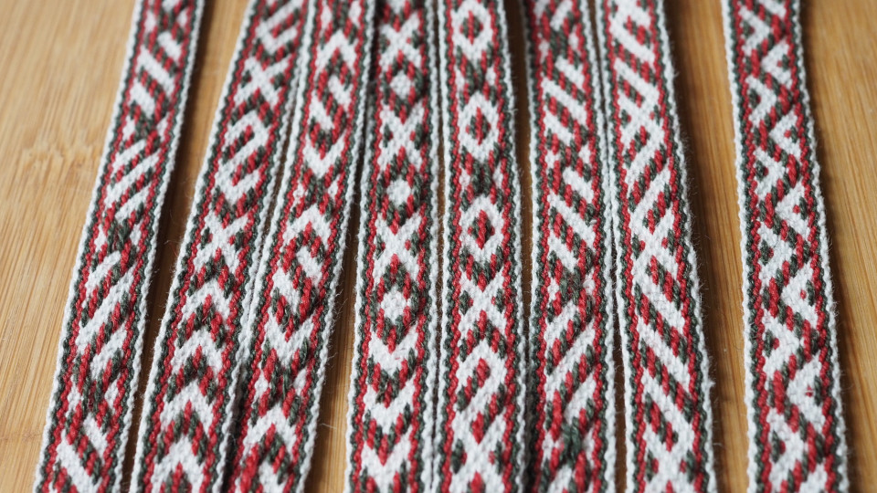 Sakkolalaisen pirtanauhan jäljennös.