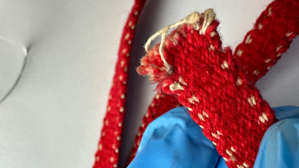 Alkuperäisen pirtanauhan pää lähikuvassa