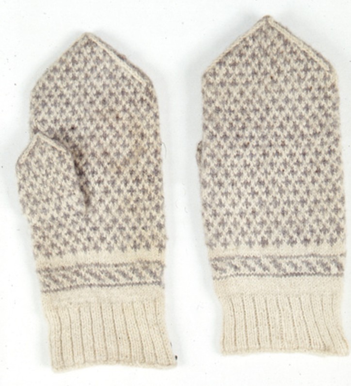 Alkuperäiset neulekintaat, joissa kuviona on muuttolintuja.