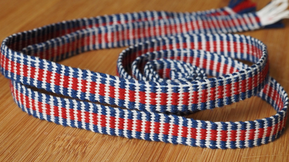 Jääskeläinen hameen vyötärönauha.