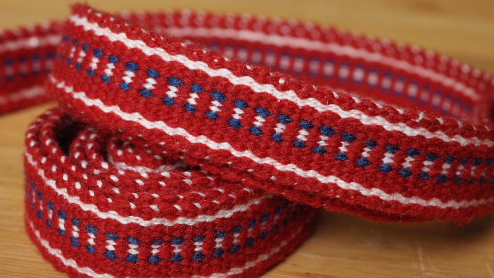 Kirvu hameen vyötärönauha.