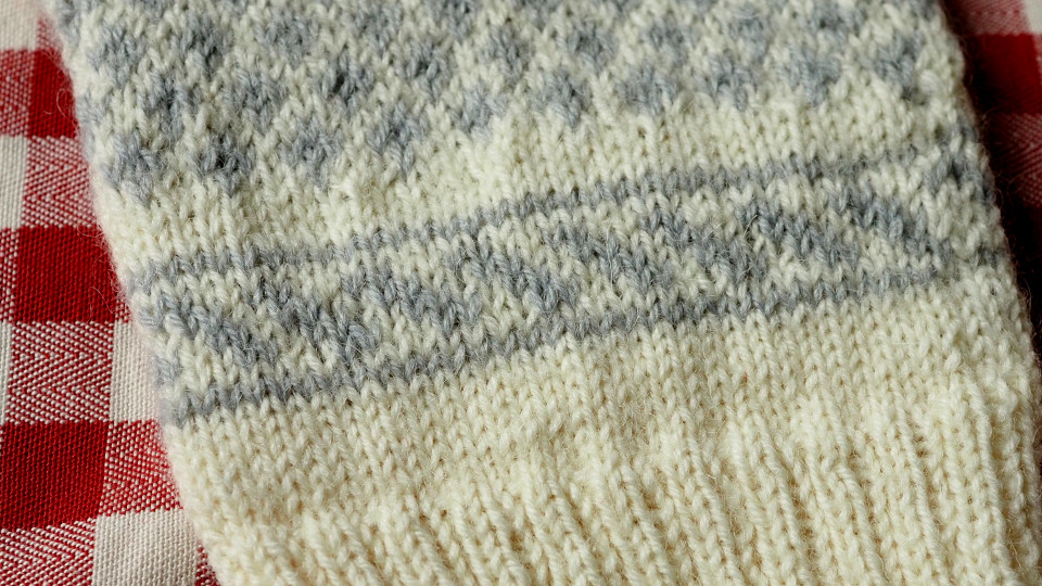 Kintaan ranteessa kuvattu viistollisia ja silmukoiden lisäys kintaan varteen. 