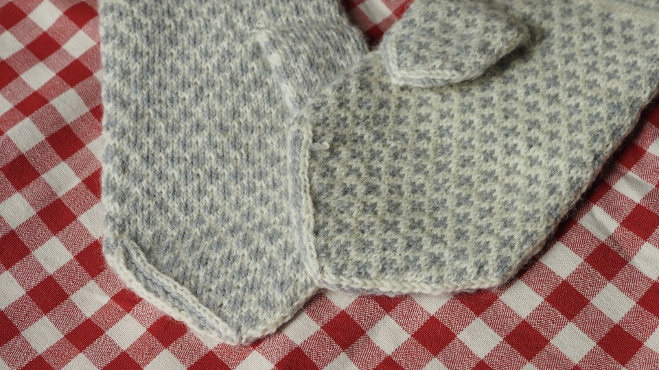 Kaksi kinnasta kuvattuna vierekkäin havainnollistaen lankadominanssin vaikutusta kuvion näkyvyyteen.