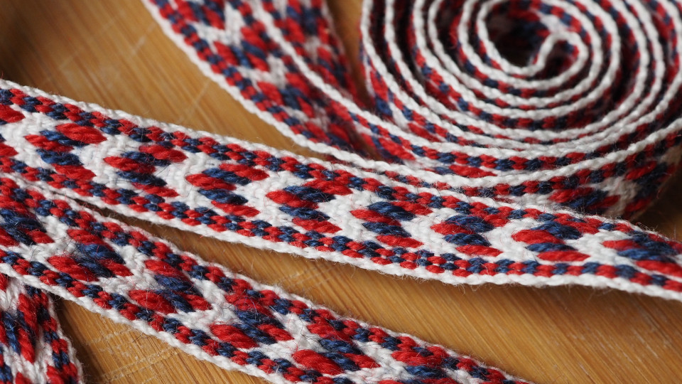 Lohenpyrstökuvioinen sakkolalainen pirtanauha vironvyö.