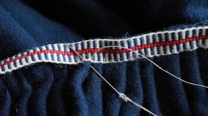 Pirtanauhaa ommellaan kiinni hameen vyötäröön.