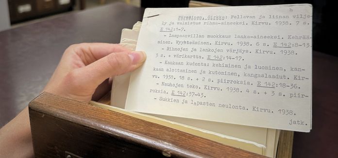 Karjalaisia pukuja käsitteleviä käsikirjoituksia yms. Suomalaisen kirjallisuuden seuran (SKS) arkistossa