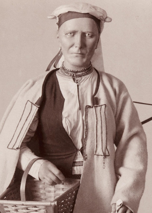 Mallinukke, jonka päällä on jääskeläinen vaimon asukokonaisuus.