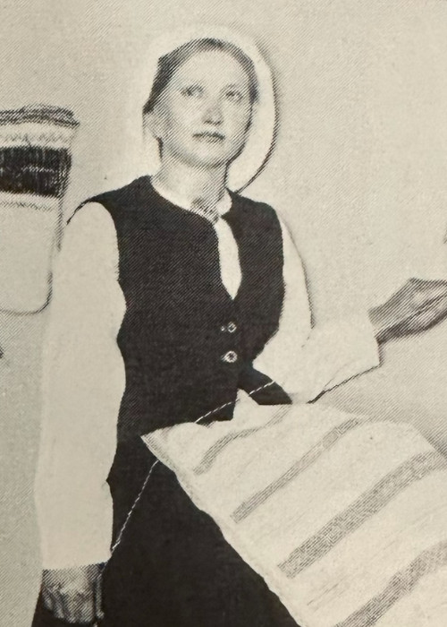 Mallinukke, jonka päällä on jääskeläinen vaimon asukokonaisuus.