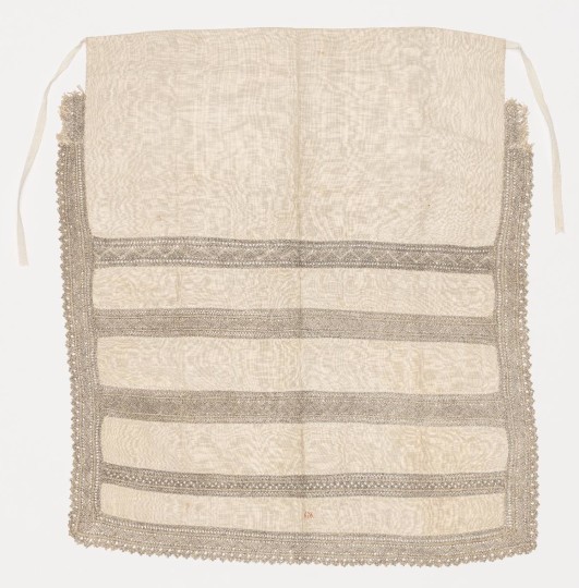 Valkoinen nyytinkiesiliina, jossa ei ole kirjontaa.