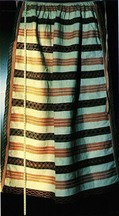 Kirjasta otettu valokuva jääskeläisestä nyytinkiesiliinasta.