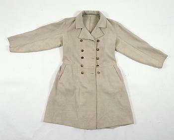 Edestäpäin kuvattuna miehen puolipitkä takki.