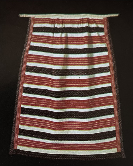 Jääskeläinen nyytinkiesiliina, jonka raidat ovat tiheästi asetellut.